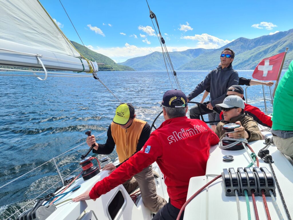 Segelboot auf dem See mit Teamwork